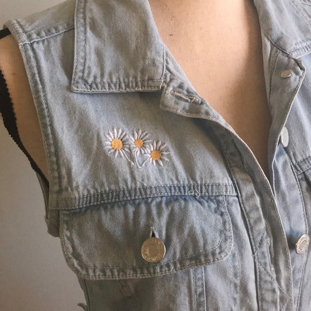 Cute Vest Button down - Picture 4 of 9